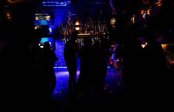 Bir Yeraltı Kulübünde Dans Eden Insanlar Renkli Işıkların Altında Dans — Stok fotoğraf