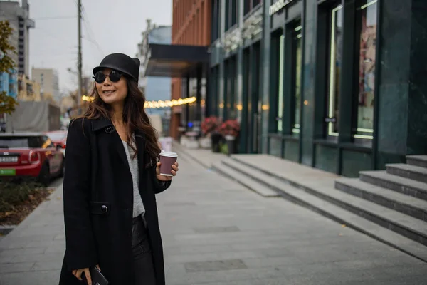 Shot Pretty Young Asian Woman Crossing Street Holding Coffee Cup — Fotografia de Stock