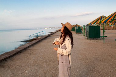 Güzel genç Asyalı kadın kışın iskelede duruyor.