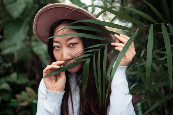Young Asian Woman Face Surrounded Tropical Leaves Closeup Portrait Magnificent — Fotografia de Stock