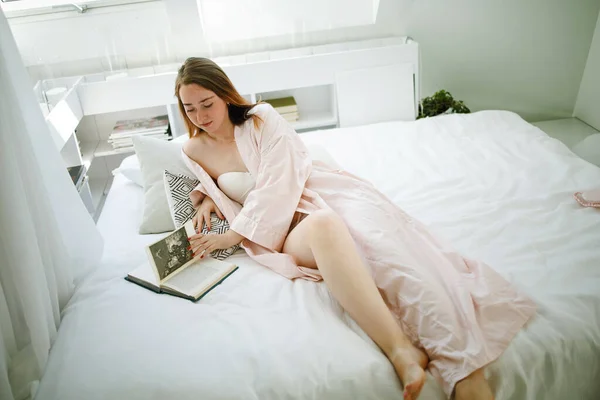 Зображення Молодої Усміхненої Красивої Леді Лежить Ліжку Книгою Приміщенні — стокове фото