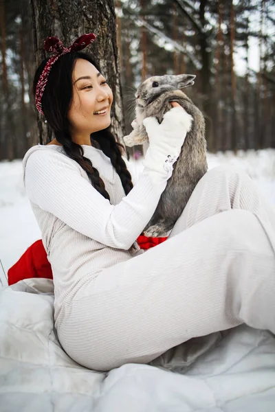 Menina Asiática Segurando Coelho Seus Braços Uma Floresta Nevada Amizade — Fotografia de Stock