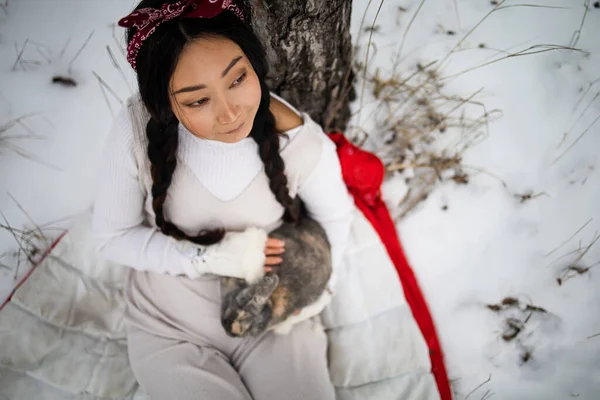 Chica Asiática Sosteniendo Conejo Sus Brazos Bosque Nevado Amistad Con — Foto de Stock