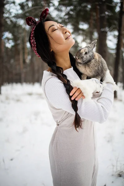 Asiatique Fille Tenant Lapin Dans Ses Bras Dans Une Forêt — Photo