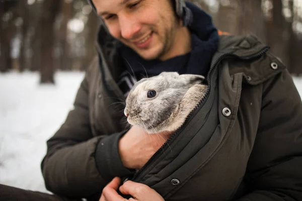 Retrato Homem Com Coelho Menino Gentilmente Abraça Coelho Fofo Cinza — Fotografia de Stock