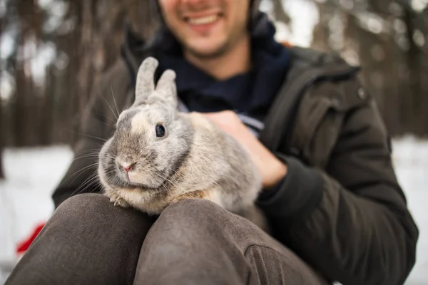 Близький Портрет Людини Кроликом Хлопчик Ніжно Обіймає Сірого Пухнастого Кролика — стокове фото