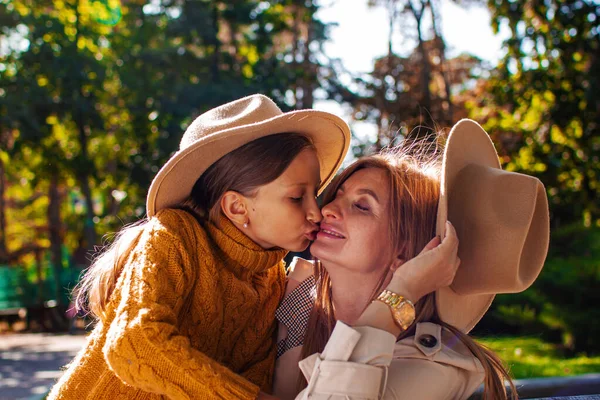 Sonbahar Parkında Kızıyla Birlikte Oynayan Neşeli Bir Kadının Portresi — Stok fotoğraf