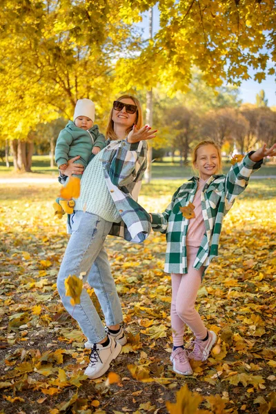 Jovem Mãe Andando Bebê Irmã Mais Velha Livre Parque Outono — Fotografia de Stock