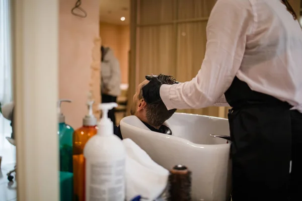 Giovane Uomo Caucasico Avendo Capelli Lavati Presso Barbiere — Foto Stock