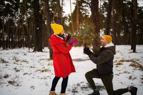 Glückliches Junges Mischlingspaar Wintertag Park — Stockfoto
