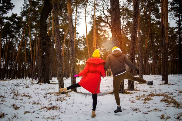 Boldog Fiatal Vegyes Verseny Pár Parkban Télen — Stock Fotó