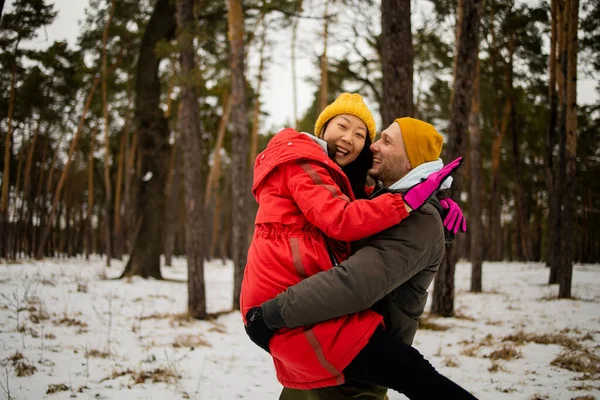 Feliz Jovem Casal Misto Parque Dia Inverno — Fotografia de Stock