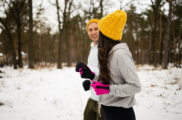 Fitness Mixte Course Couple Hiver Matin Exercices Sur Une Forêt — Photo