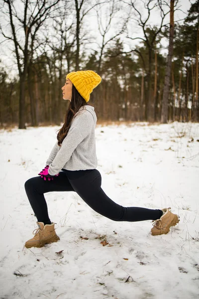 Красивая Молодая Азиатка Готовится Тренировкам Снежный Лес Утром Фитнес — стоковое фото