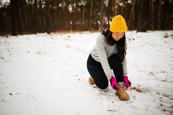 Genç Güzel Asyalı Kadın Eğitime Hazırlanıyor Karlı Orman Sabah Sporu — Stok fotoğraf