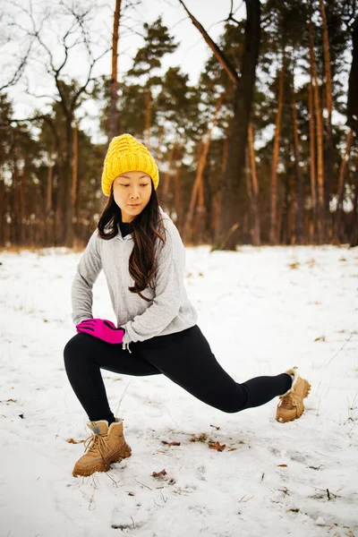 Belle Jeune Femme Asiatique Préparant Formation Forêt Enneigée Matin Fitness — Photo