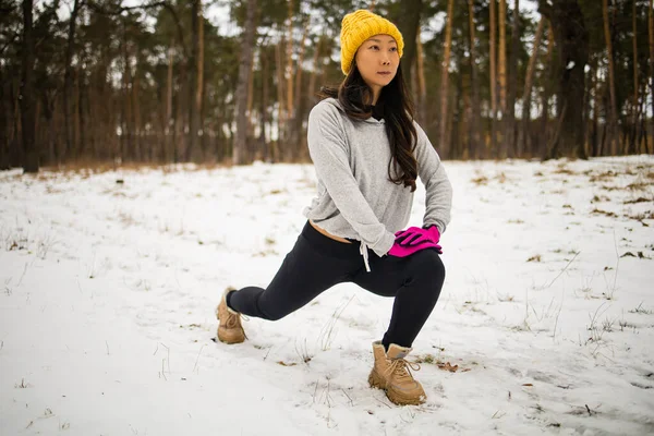 Belle Jeune Femme Asiatique Préparant Formation Forêt Enneigée Matin Fitness — Photo