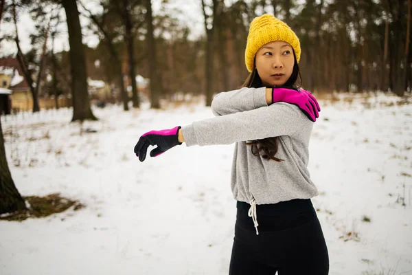 Belle Jeune Femme Asiatique Préparant Formation Forêt Enneigée Matin Fitness — Photo