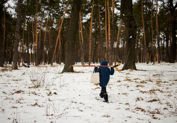 Menino Caminhando Com Vara Hóquei Floresta Inverno Criança Esporte Conceito — Fotografia de Stock
