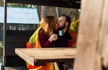 Kahve molasında birbirini seven bir çift..