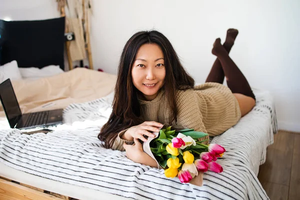 Hermosa Mujer Asiática Con Ramo Tulipanes Cama Casa — Foto de Stock