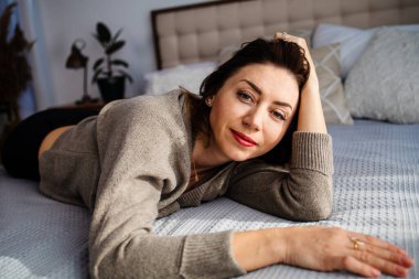 evde rahatlatıcı, çekici, orta yaşlı kadın