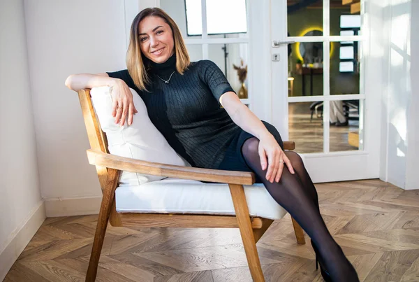 çekici orta yaşlı kadın rahat evinde dinleniyor.