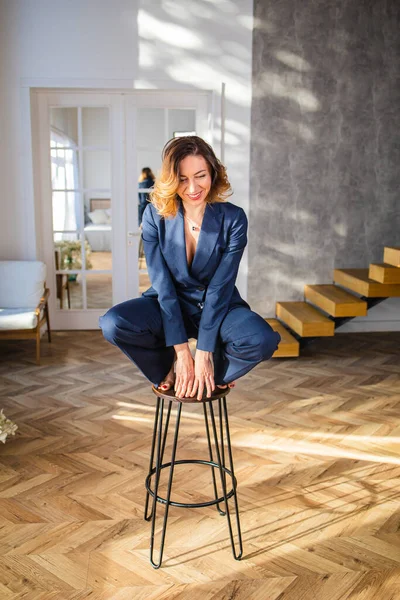 Güzel görünümlü, mest edici, çekici, sevimli, neşeli, neşeli iş kadını yalınayak, endüstriyel çatı katı tarzı iç mekan iş yerinde neşe içinde.