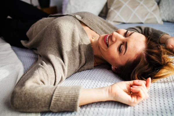 evde rahatlatıcı, çekici, orta yaşlı kadın