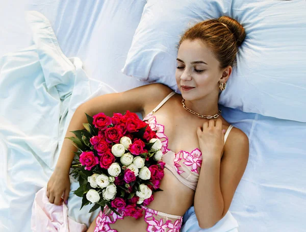 Wanita Seksi Muda Berbaring Tempat Tidur Dan Melihat Karangan Bunga — Stok Foto