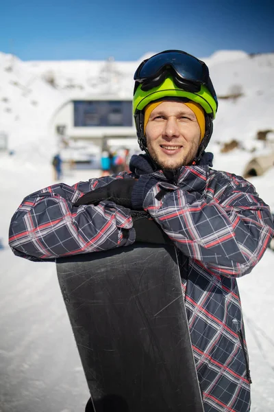 Portret Van Mens Met Helm Bril Achtergrond Van Sneeuw Winter — Stockfoto