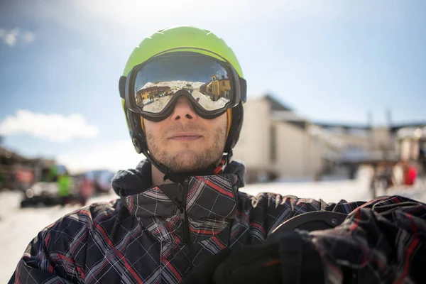 Portret Van Mens Met Helm Bril Achtergrond Van Sneeuw Winter — Stockfoto