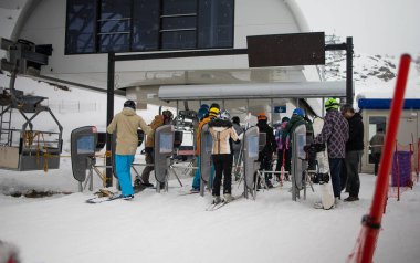 Kayak asansöründe sıra olun. Kış sporu.