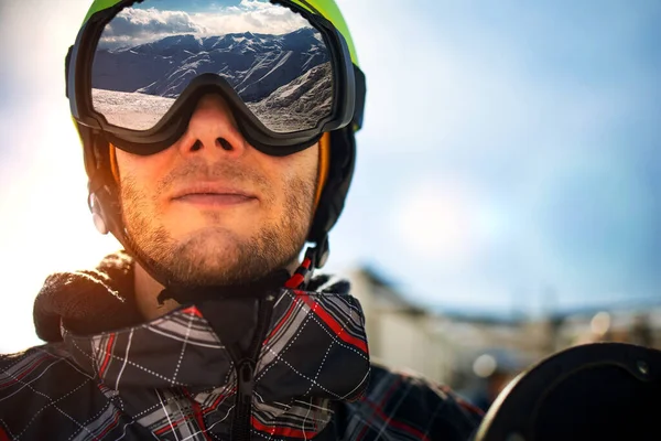 Närbild Porträtt Snowboardåkare Karpaterna Bukovel Snowboarder Bergskedja Som Reflekteras Skidmasken — Stockfoto