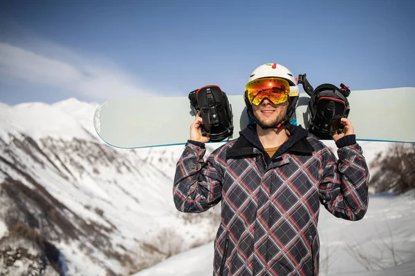 Сноубордист Держащий Сноуборд Стоящий Горных Помоях Готовящийся Сноуборду Солнечный Зимний — стоковое фото