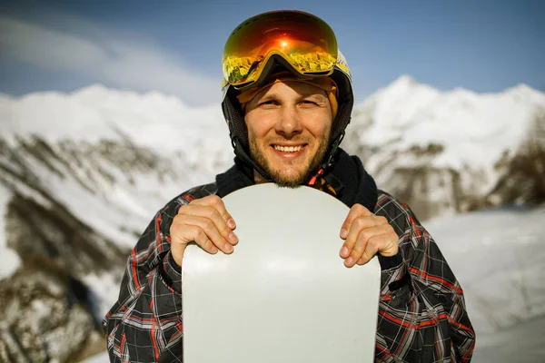 Snowboardåkare Som Håller Snowboard Stående Fjällsoppa Förbereder Sig För Snowboard — Stockfoto