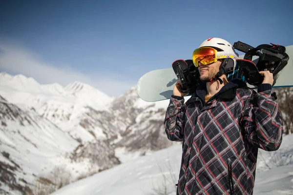 Snowboardåkare Som Håller Snowboard Stående Fjällsoppa Förbereder Sig För Snowboard — Stockfoto