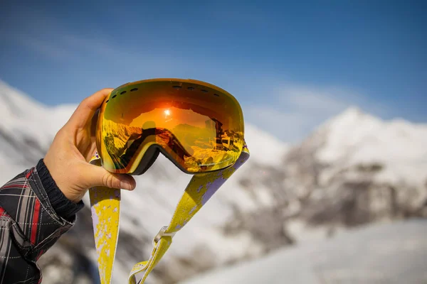 Hand Houden Kleurrijke Ski Masker Achtergrond Van Witte Ijzige Sneeuw — Stockfoto