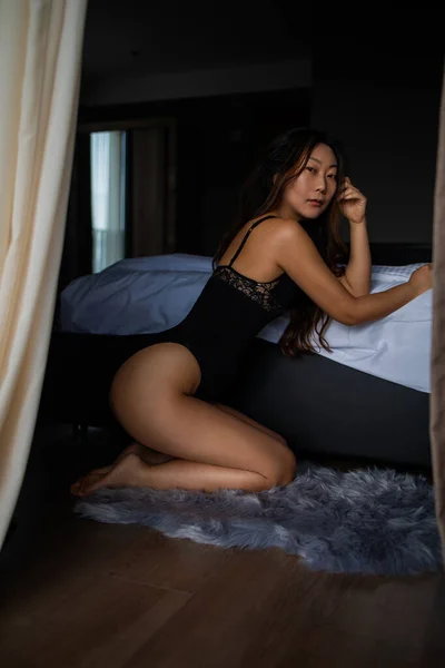 完美性感的棕褐色亚洲女人 完美的肌肤装扮 穿着性感迷人的黑色内衣风格 — 图库照片