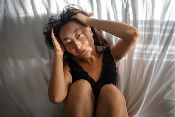 完璧なセクシーTanアジアの女性とともに完璧な肌ポージングであなた 身に着けていますセクシー魅力的な黒ランジェリースタイル — ストック写真