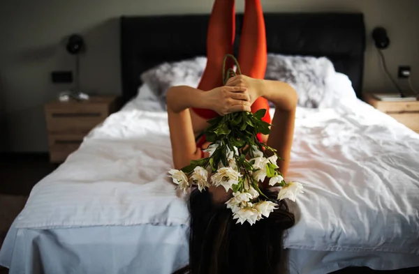 Seksowna Młoda Dziewczyna Leżąca Białym Łóżku Kwiatami Gałąź Świeżych Róż — Zdjęcie stockowe
