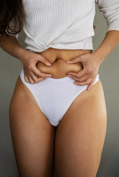 Vrouw Wit Ondergoed Houdt Haar Dikke Buik — Stockfoto