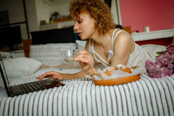 Gelukkig Casual Mooi Vrouw Met Behulp Van Laptop Drinken Thee — Stockfoto