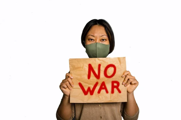 비문이 새겨져 용지는 없습니다 전쟁에 반대하는 집없는 소녀는 전쟁없는 이라는 — 스톡 사진