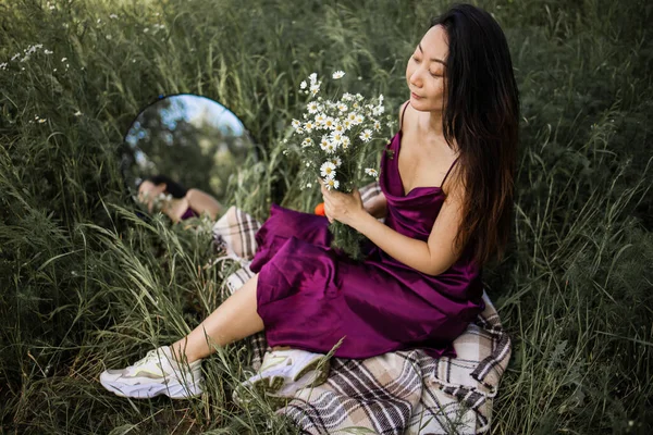 Linda Asiática Jovem Mulher Sentada Campo Camomila Com Espelho Espaço — Fotografia de Stock