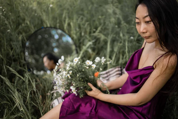 Красивая Азиатская Молодая Женщина Сидящая Ромашковом Поле Зеркалом Принято Медитативный — стоковое фото