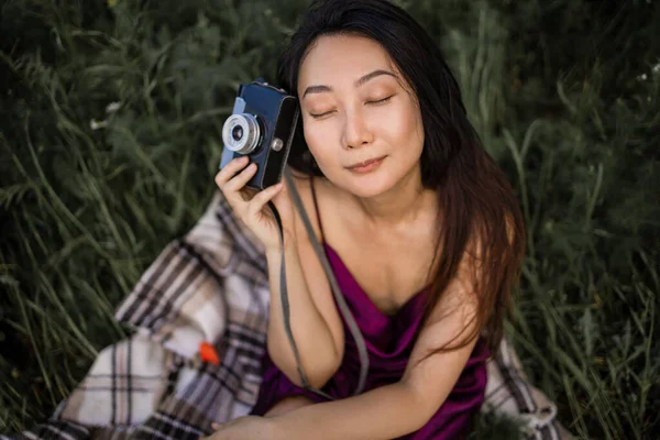 Vacker Asiatisk Kvinna Med Retrokamera Gräsmark Trädgården Fokus Ögat Kort — Stockfoto