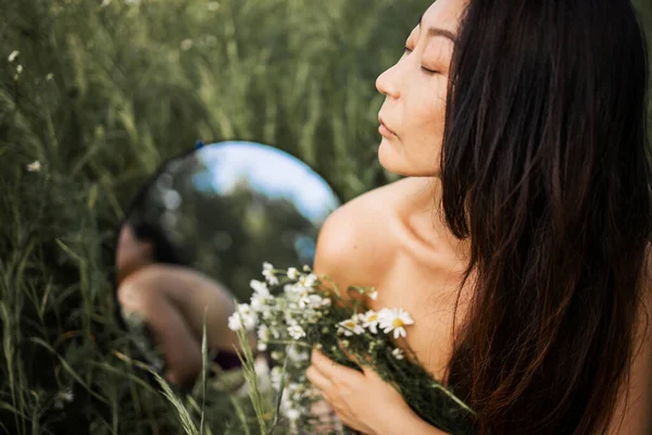 Bella Asiatica Giovane Donna Seduta Campo Camomilla Con Specchio Ricevuto — Foto Stock