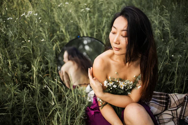 Beautiful Asian Young Woman Sitting Chamomile Field Mirror Copy Space — Stock Photo, Image