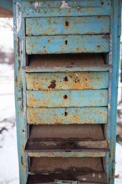 Sokakta eski demir posta kutuları